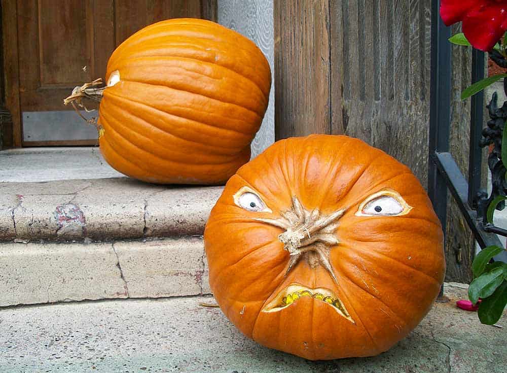 pumpkin carving how-to, pumpkins on a porch