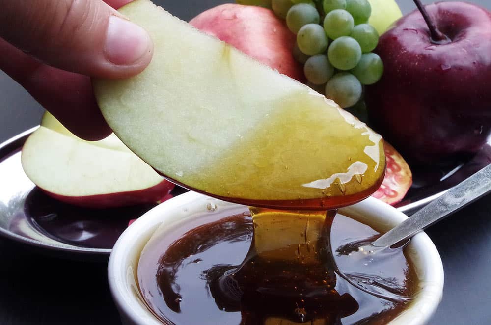 benefits of honey, apple dipped in honey